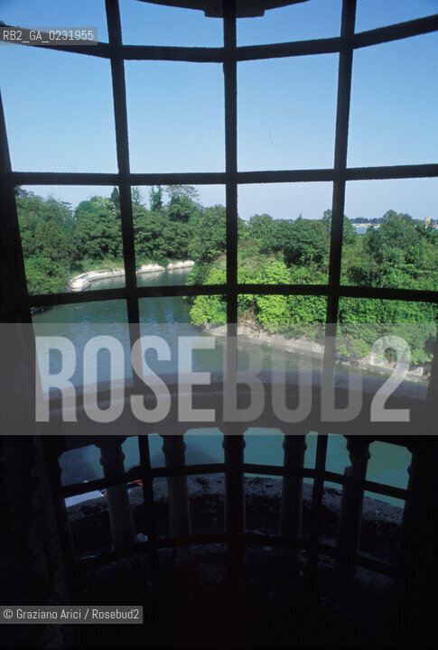Caption: Nome:..ISOLA DI POVEGLIA: LA LAGUNA VISTA DALLA CASA DI RIPOSO....Localizzazione:..VENEZIA / ISOLA DI POVEGLIA / LAGUNA SUD..VENICE / THE ISLE OF POVEGLIA  / THE SOUTH LAGOON..Soggetto:..ISOLA DI POVEGLIA / LA LAGUNA VISTA DALLA CASA DI RIPOSO..THE ISLE OF POVEGLIA / THE LAGOON FROM THE REST HOME..Cronologia:......Autore:......Stile:......Editori Stampatori:.... ..Committenza:......Materia e Tecnica:......Collocazione:......Note:..DAL IX AL XIV SECOLO FU ABITATA DAGLI SCHIAVI E SERVITORI DEL DOGE / NEL XVIII SECOLO VENNE COSTRUITO UN LAZZARETTO, POI TRASFORMATO IN CONVALESCENZIARIO..FROM IXth TO XIVth CENTURY WAS  INHABITED BY THE SLAVES AND SERVANTS OF THE DOGE / IN XVIIth CENTURY  A LAZZARETTO WAS BUILT AND THIS WAS LATER CONVERTED INTO A CONVALESCENT HOME..Riproduzione Fotografica:..Graziano Arici/Rosebud2 ...Copyright:..Graziano Arici / rosebud2/....Data:..1993....Costo:..A....Key:..ISOLE ABBANDONATE..UNINHABITED ISLANDS