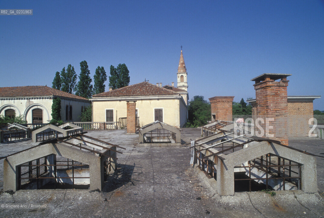 Caption: Nome:..ISOLA DI POVEGLIA: CASA DI RIPOSO....Localizzazione:..VENEZIA / ISOLA DI POVEGLIA / LAGUNA SUD..VENICE / THE ISLE OF POVEGLIA  / THE SOUTH LAGOON..Soggetto:..ISOLA DI POVEGLIA / CASA DI RIPOSO E CAMPANILE DELLA CHIESA DI SAN VITALE..THE ISLE OF POVEGLIA / REST HOME AND SAN VITALES CHURCH BELL TOWER..Cronologia:......Autore:......Stile:......Editori Stampatori:.... ..Committenza:......Materia e Tecnica:......Collocazione:......Note:..DAL IX AL XIV SECOLO FU ABITATA DAGLI SCHIAVI E SERVITORI DEL DOGE / NEL XVIII SECOLO VENNE COSTRUITO UN LAZZARETTO, POI TRASFORMATO IN CONVALESCENZIARIO..FROM IXth TO XIVth CENTURY WAS  INHABITED BY THE SLAVES AND SERVANTS OF THE DOGE / IN XVIIth CENTURY  A LAZZARETTO WAS BUILT AND THIS WAS LATER CONVERTED INTO A CONVALESCENT HOME..Riproduzione Fotografica:..Graziano Arici/Rosebud2 ...Copyright:..Graziano Arici / rosebud2/....Data:..1993....Costo:..A....Key:..ISOLE ABBANDONATE..UNINHABITED ISLANDS
