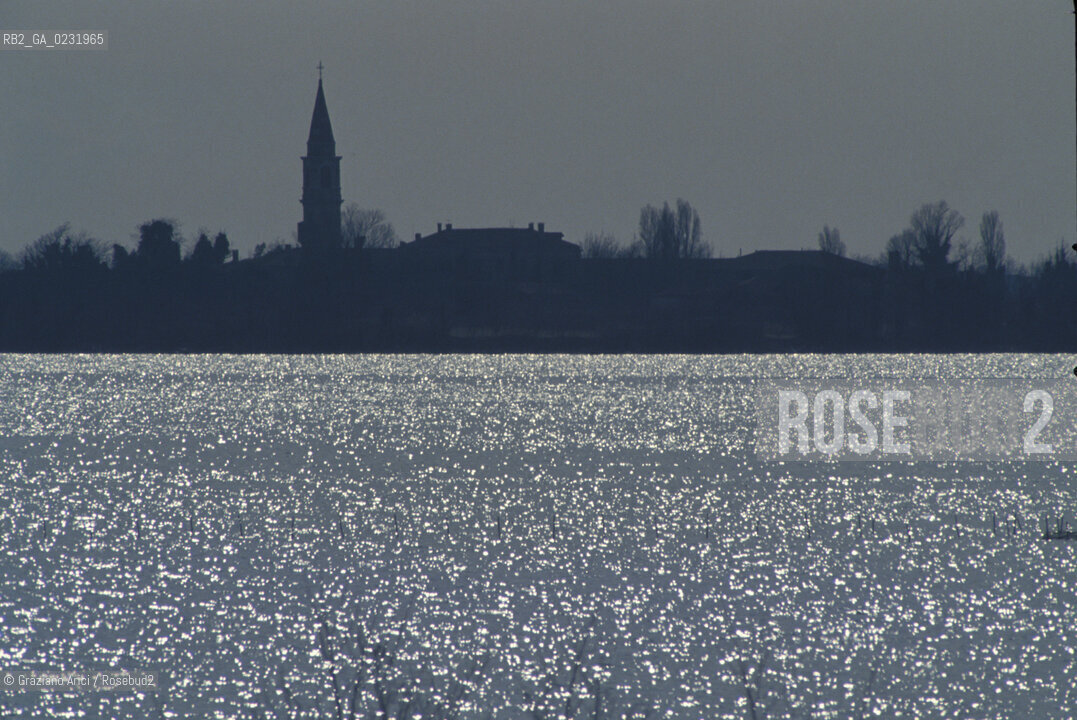 Caption: Nome:..ISOLA DI POVEGLIA: VEDUTA PROSPETTICA....Localizzazione:..VENEZIA / ISOLA DI POVEGLIA / LAGUNA SUD..VENICE / THE ISLE OF POVEGLIA  / THE SOUTH LAGOON..Soggetto:..VEDUTA PROSPETTICA DELLISOLA DI POVEGLIA..PERSPECTIVE VIEW OF THE ISLE OF POVEGLIA..Cronologia:......Autore:......Stile:......Editori Stampatori:.... ..Committenza:......Materia e Tecnica:......Collocazione:......Note:..DAL IX AL XIV SECOLO FU ABITATA DAGLI SCHIAVI E SERVITORI DEL DOGE / NEL XVIII SECOLO VENNE COSTRUITO UN LAZZARETTO, POI TRASFORMATO IN CONVALESCENZIARIO..FROM IXth TO XIVth CENTURY WAS  INHABITED BY THE SLAVES AND SERVANTS OF THE DOGE / IN XVIIth CENTURY  A LAZZARETTO WAS BUILT AND THIS WAS LATER CONVERTED INTO A CONVALESCENT HOME..Riproduzione Fotografica:..Graziano Arici/Rosebud2 ...Copyright:..Graziano Arici / rosebud2/....Data:..1993....Costo:..A....Key:..ISOLE ABBANDONATE..UNINHABITED ISLANDS