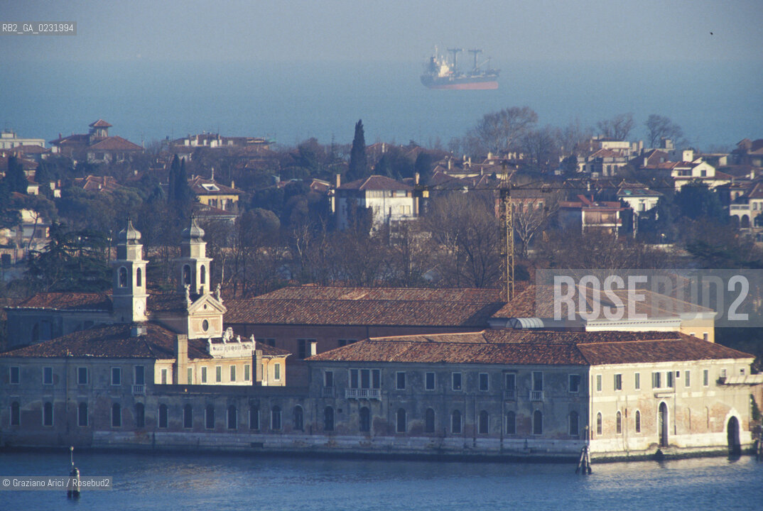 Caption: Nome:..ISOLE DI SAN SERVOLO E LIDO....Localizzazione:..VENEZIA / ISOLA DI SAN SERVOLO / LAGUNA SUD..VENICE / THE ISLE OF SAN SERVOLO / THE SOUTH  LAGOON..Soggetto:..ISOLE DI SAN SERVOLO E LIDO..THE ISLES OF SAN SERVOLO AND LIDO..Cronologia:......Autore:......Stile:......Editori Stampatori:......Committenza:......Materia e Tecnica:......Collocazione:......Note:..DAL 1734 DIVENNE RICOVERO PER MALATTIE MENTALI FINO AL 1979 / DAL1982 OSPITA LA SCUOLA EUROPEA DI ONCOLOGIA E IL CENTRO EUROPEO PER RESTAURATORI / DAL 1996 E SEDE DELLA VENICE INTERNATIONAL UNIVERSITY / RIUSO..FROM 1734 TO 1979 IT WAS USED AS A MENTAL HOSPITAL / IN 1982  IT BECAME THE SEAT OF EUROPEAN SCHOOL OF ONCOLOGY  AND  OF THE EUROPEAN  CENTRE FOR RESTORERS / IN 1996 IT BECAME THE SEAT OF THE VENICE INTERNATIONAL UNIVERSITY /  RE-USE ..Riproduzione Fotografica:..Graziano Arici/Rosebud2 ...Copyright:..Graziano Arici / rosebud2/....Data:..1993....Costo:..A....Key:..ISOLE ABBANDONATE ..UNINHABITED ISLANDS