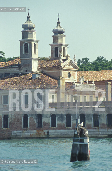 Caption: Nome:..ISOLA DI SAN SERVOLO: CHIESA....Localizzazione:..VENEZIA / ISOLA DI SAN SERVOLO  / LAGUNA SUD..VENICE / THE ISLE OF SAN SERVOLO / THE SOUTH  LAGOON..Soggetto:..ISOLA DI SAN SERVOLO / CHIESA..THE ISLE OF SAN SERVOLO / CHURCH..Cronologia:..SEC. XVIII..XVIII CENTURY..Autore:..TEMANZA TOMASO / 1705 - 1789....Stile:......Editori Stampatori:......Committenza:......Materia e Tecnica:......Collocazione:......Note:..DAL 1734 DIVENNE RICOVERO PER MALATTIE MENTALI FINO AL 1979 / DAL1982 OSPITA LA SCUOLA EUROPEA DI ONCOLOGIA E IL CENTRO EUROPEO PER RESTAURATORI / DAL 1996 E SEDE DELLA VENICE INTERNATIONAL UNIVERSITY / RIUSO..FROM 1734 TO 1979 IT WAS USED AS A MENTAL HOSPITAL / IN 1982  IT BECAME THE SEAT OF EUROPEAN SCHOOL OF ONCOLOGY  AND  OF THE EUROPEAN  CENTRE FOR RESTORERS / IN 1996 IT BECAME THE SEAT OF THE VENICE INTERNATIONAL UNIVERSITY /  RE-USE ..Riproduzione Fotografica:..Graziano Arici/Rosebud2 ...Copyright:..Graziano Arici / rosebud2/....Data:..1993....Costo:..A....Key:..ISOLE ABBANDONATE / CHIESA..UNINHABITED ISLANDS / CHURCH
