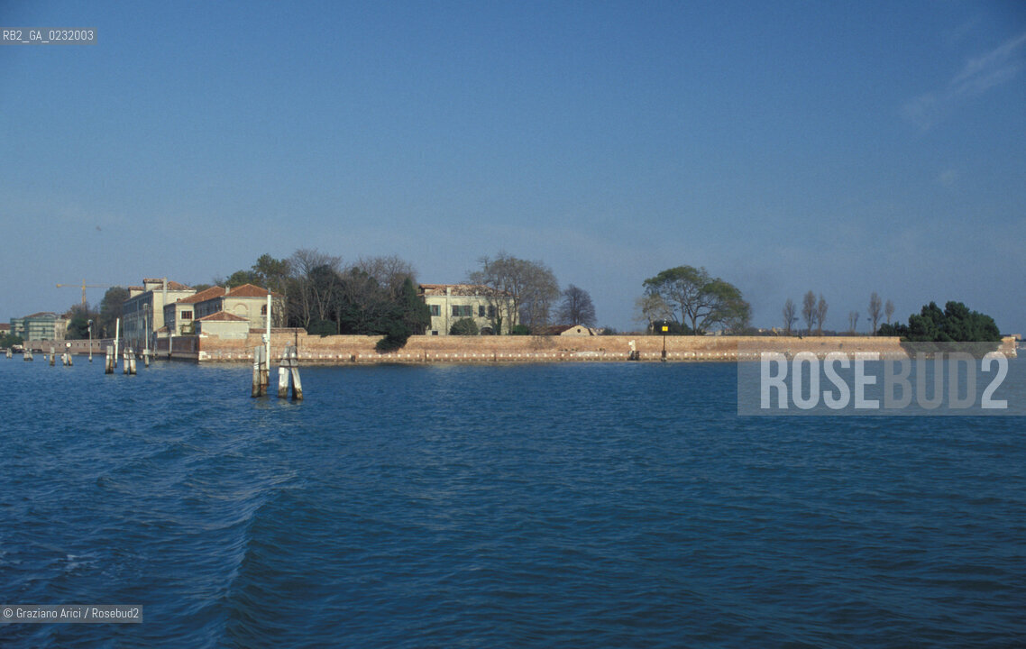 Caption: Nome:..ISOLA DI SAN SERVOLO....Localizzazione:..VENEZIA / ISOLA DI SAN SERVOLO / LAGUNA SUD..VENICE / THE ISLE OF SAN SERVOLO / THE SOUTH  LAGOON..Soggetto:..ISOLA DI SAN SERVOLO..THE ISLE OF SAN SERVOLO..Cronologia:......Autore:......Stile:......Editori Stampatori:......Committenza:......Materia e Tecnica:......Collocazione:......Note:..DAL 1734 DIVENNE RICOVERO PER MALATTIE MENTALI FINO AL 1979 / DAL1982 OSPITA LA SCUOLA EUROPEA DI ONCOLOGIA E IL CENTRO EUROPEO PER RESTAURATORI / DAL 1996 E SEDE DELLA VENICE INTERNATIONAL UNIVERSITY / RIUSO..FROM 1734 TO 1979 IT WAS USED AS A MENTAL HOSPITAL / IN 1982  IT BECAME THE SEAT OF EUROPEAN SCHOOL OF ONCOLOGY  AND  OF THE EUROPEAN  CENTRE FOR RESTORERS / IN 1996 IT BECAME THE SEAT OF THE VENICE INTERNATIONAL UNIVERSITY /  RE-USE ..Riproduzione Fotografica:..Graziano Arici/Rosebud2 ...Copyright:..Graziano Arici / rosebud2/....Data:..1993....Costo:..A....Key:..ISOLE ABBANDONATE..UNINHABITED ISLANDS