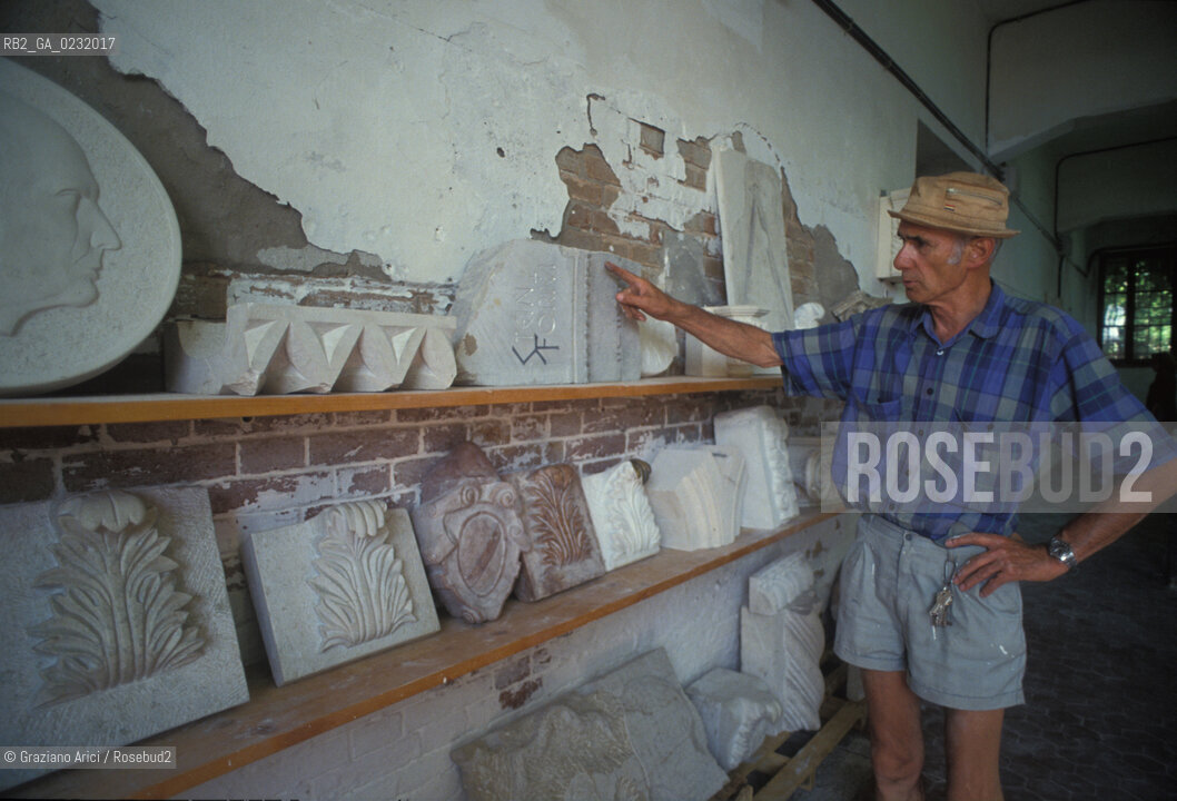 Caption: Nome:..ISOLA DI SAN SERVOLO: CENTRO EUROPEO PER RESTAURATORI....Localizzazione:..VENEZIA / ISOLA DI SAN SERVOLO  / LAGUNA SUD..VENICE / THE ISLE OF SAN SERVOLO / THE SOUTH  LAGOON..Soggetto:..ISOLA DI SAN SERVOLO / CENTRO EUROPEO PER RESTAURATORI / BASSORILIEVI..THE ISLE OF SAN SERVOLO / THE EUROPEAN CENTRE FOR RESTORERS / BASS-RELIEF..Cronologia:......Autore:......Stile:......Editori Stampatori:......Committenza:......Materia e Tecnica:......Collocazione:......Note:..DAL 1734 DIVENNE RICOVERO PER MALATTIE MENTALI FINO AL 1979 / DAL1982 OSPITA LA SCUOLA EUROPEA DI ONCOLOGIA E IL CENTRO EUROPEO PER RESTAURATORI / DAL 1996 E SEDE DELLA VENICE INTERNATIONAL UNIVERSITY / RIUSO..FROM 1734 TO 1979 IT WAS USED AS A MENTAL HOSPITAL / IN 1982  IT BECAME THE SEAT OF EUROPEAN SCHOOL OF ONCOLOGY  AND  OF THE EUROPEAN  CENTRE FOR RESTORERS / IN 1996 IT BECAME THE SEAT OF THE VENICE INTERNATIONAL UNIVERSITY /  RE-USE ..Riproduzione Fotografica:..Graziano Arici/Rosebud2 ...Copyright:..Graziano Arici / rosebud2/....Data:..1993....Costo:..A....Key:..ISOLE ABBANDONATE..UNINHABITED ISLANDS
