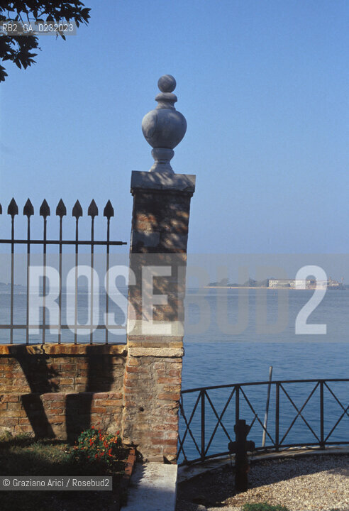 Caption: Nome:..ISOLA DI SAN SERVOLO....Localizzazione:..VENEZIA / ISOLA DI SAN SERVOLO / LAGUNA SUD..VENICE / THE ISLE OF SAN SERVOLO / THE SOUTH  LAGOON..Soggetto:..ISOLA DI SAN SERVOLO..THE ISLE OF SAN SERVOLO..Cronologia:......Autore:......Stile:......Editori Stampatori:......Committenza:......Materia e Tecnica:......Collocazione:......Note:..DAL 1734 DIVENNE RICOVERO PER MALATTIE MENTALI FINO AL 1979 / DAL1982 OSPITA LA SCUOLA EUROPEA DI ONCOLOGIA E IL CENTRO EUROPEO PER RESTAURATORI / DAL 1996 E SEDE DELLA VENICE INTERNATIONAL UNIVERSITY / RIUSO..FROM 1734 TO 1979 IT WAS USED AS A MENTAL HOSPITAL / IN 1982  IT BECAME THE SEAT OF EUROPEAN SCHOOL OF ONCOLOGY  AND  OF THE EUROPEAN  CENTRE FOR RESTORERS / IN 1996 IT BECAME THE SEAT OF THE VENICE INTERNATIONAL UNIVERSITY /  RE-USE ..Riproduzione Fotografica:..Graziano Arici/Rosebud2 ...Copyright:..Graziano Arici / rosebud2/....Data:..1993....Costo:..A....Key:..ISOLE ABBANDONATE..UNINHABITED ISLANDS