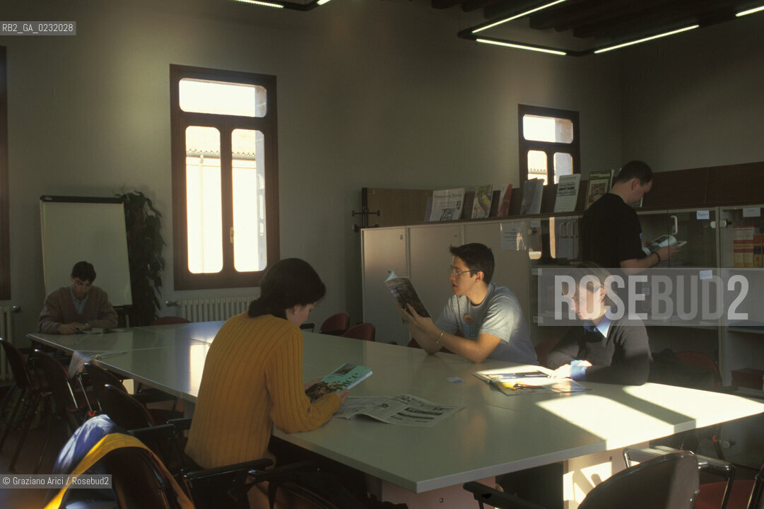 Caption: Nome:..ISOLA DI SAN SERVOLO: VENICE INTERNATIONAL UNIVERSITY....Localizzazione:..VENEZIA / ISOLA DI SAN SERVOLO  / LAGUNA SUD..VENICE / THE ISLE OF SAN SERVOLO / THE SOUTH  LAGOON..Soggetto:..ISOLA DI SAN SERVOLO / VENICE INTERNATIONAL UNIVERSITY / MENSA..THE ISLE OF SAN SERVOLO / REFECTORY..Cronologia:......Autore:......Stile:......Editori Stampatori:......Committenza:......Materia e Tecnica:......Collocazione:......Note:..DAL 1734 DIVENNE RICOVERO PER MALATTIE MENTALI FINO AL 1979 / DAL1982 OSPITA LA SCUOLA EUROPEA DI ONCOLOGIA E IL CENTRO EUROPEO PER RESTAURATORI / DAL 1996 E SEDE DELLA VENICE INTERNATIONAL UNIVERSITY / RIUSO..FROM 1734 TO 1979 IT WAS USED AS A MENTAL HOSPITAL / IN 1982  IT BECAME THE SEAT OF EUROPEAN SCHOOL OF ONCOLOGY  AND  OF THE EUROPEAN  CENTRE FOR RESTORERS / IN 1996 IT BECAME THE SEAT OF THE VENICE INTERNATIONAL UNIVERSITY /  RE-USE ..Riproduzione Fotografica:..Graziano Arici/Rosebud2 ...Copyright:..Graziano Arici / rosebud2/....Data:..1993....Costo:..A....Key:..ISOLE ABBANDONATE..UNINHABITED ISLANDS