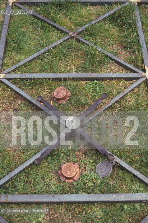 Nome:..ISOLA DI SAN SERVOLO: CENTRO EUROPEO PER RESTAURATORI....Localizzazione:..VENEZIA / ISOLA DI SAN SERVOLO  / LAGUNA SUD..VENICE / THE ISLE OF SAN SERVOLO / THE SOUTH  LAGOON..Soggetto:..ISOLA DI SAN SERVOLO / CENTRO EUROPEO PER RESTAURATORI / ATTREZZI FABBRO..THE ISLE OF SAN SERVOLO / THE EUROPEAN CENTRE FOR RESTORERS / TOOLS..Cronologia:......Autore:......Stile:......Editori Stampatori:......Committenza:......Materia e Tecnica:......Collocazione:......Note:..DAL 1734 DIVENNE RICOVERO PER MALATTIE MENTALI FINO AL 1979 / DAL1982 OSPITA LA SCUOLA EUROPEA DI ONCOLOGIA E IL CENTRO EUROPEO PER RESTAURATORI / DAL 1996 E SEDE DELLA VENICE INTERNATIONAL UNIVERSITY / RIUSO..FROM 1734 TO 1979 IT WAS USED AS A MENTAL HOSPITAL / IN 1982  IT BECAME THE SEAT OF EUROPEAN SCHOOL OF ONCOLOGY  AND  OF THE EUROPEAN  CENTRE FOR RESTORERS / IN 1996 IT BECAME THE SEAT OF THE VENICE INTERNATIONAL UNIVERSITY /  RE-USE ..Riproduzione Fotografica:..Graziano Arici/Rosebud2 ...Copyright:..Graziano Arici / rosebud2/....Data:..1993....Costo:..A....Key:..ISOLE ABBANDONATE..UNINHABITED ISLANDS