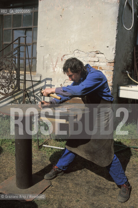 Nome:..ISOLA DI SAN SERVOLO: CENTRO EUROPEO PER RESTAURATORI....Localizzazione:..VENEZIA / ISOLA DI SAN SERVOLO  / LAGUNA SUD..VENICE / THE ISLE OF SAN SERVOLO / THE SOUTH  LAGOON..Soggetto:..ISOLA DI SAN SERVOLO / CENTRO EUROPEO PER RESTAURATORI / ATTREZZI FABBRO..THE ISLE OF SAN SERVOLO / THE EUROPEAN CENTRE FOR RESTORERS / TOOLS..Cronologia:......Autore:......Stile:......Editori Stampatori:......Committenza:......Materia e Tecnica:......Collocazione:......Note:..DAL 1734 DIVENNE RICOVERO PER MALATTIE MENTALI FINO AL 1979 / DAL1982 OSPITA LA SCUOLA EUROPEA DI ONCOLOGIA E IL CENTRO EUROPEO PER RESTAURATORI / DAL 1996 E SEDE DELLA VENICE INTERNATIONAL UNIVERSITY / RIUSO..FROM 1734 TO 1979 IT WAS USED AS A MENTAL HOSPITAL / IN 1982  IT BECAME THE SEAT OF EUROPEAN SCHOOL OF ONCOLOGY  AND  OF THE EUROPEAN  CENTRE FOR RESTORERS / IN 1996 IT BECAME THE SEAT OF THE VENICE INTERNATIONAL UNIVERSITY /  RE-USE ..Riproduzione Fotografica:..Graziano Arici/Rosebud2 ...Copyright:..Graziano Arici / rosebud2/....Data:..1993....Costo:..A....Key:..ISOLE ABBANDONATE..UNINHABITED ISLANDS