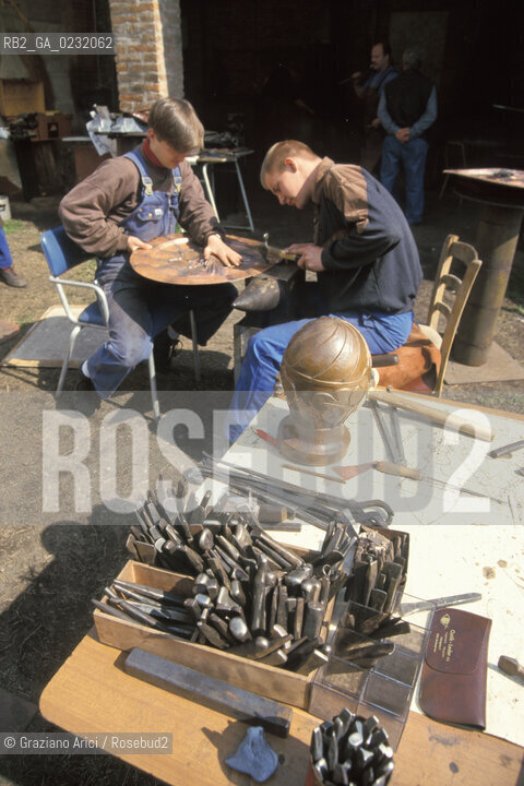 Nome:..ISOLA DI SAN SERVOLO: CENTRO EUROPEO PER RESTAURATORI....Localizzazione:..VENEZIA / ISOLA DI SAN SERVOLO  / LAGUNA SUD..VENICE / THE ISLE OF SAN SERVOLO / THE SOUTH  LAGOON..Soggetto:..ISOLA DI SAN SERVOLO / CENTRO EUROPEO PER RESTAURATORI / ATTREZZI FABBRO..THE ISLE OF SAN SERVOLO / THE EUROPEAN CENTRE FOR RESTORERS / TOOLS..Cronologia:......Autore:......Stile:......Editori Stampatori:......Committenza:......Materia e Tecnica:......Collocazione:......Note:..DAL 1734 DIVENNE RICOVERO PER MALATTIE MENTALI FINO AL 1979 / DAL1982 OSPITA LA SCUOLA EUROPEA DI ONCOLOGIA E IL CENTRO EUROPEO PER RESTAURATORI / DAL 1996 E SEDE DELLA VENICE INTERNATIONAL UNIVERSITY / RIUSO..FROM 1734 TO 1979 IT WAS USED AS A MENTAL HOSPITAL / IN 1982  IT BECAME THE SEAT OF EUROPEAN SCHOOL OF ONCOLOGY  AND  OF THE EUROPEAN  CENTRE FOR RESTORERS / IN 1996 IT BECAME THE SEAT OF THE VENICE INTERNATIONAL UNIVERSITY /  RE-USE ..Riproduzione Fotografica:..Graziano Arici/Rosebud2 ...Copyright:..Graziano Arici / rosebud2/....Data:..1993....Costo:..A....Key:..ISOLE ABBANDONATE..UNINHABITED ISLANDS