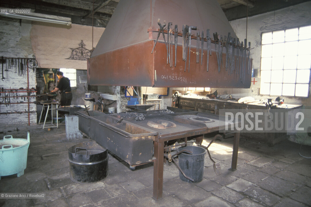 Nome:..ISOLA DI SAN SERVOLO: CENTRO EUROPEO PER RESTAURATORI....Localizzazione:..VENEZIA / ISOLA DI SAN SERVOLO  / LAGUNA SUD..VENICE / THE ISLE OF SAN SERVOLO / THE SOUTH  LAGOON..Soggetto:..ISOLA DI SAN SERVOLO / CENTRO EUROPEO PER RESTAURATORI / ATTREZZI FABBRO..THE ISLE OF SAN SERVOLO / THE EUROPEAN CENTRE FOR RESTORERS / TOOLS..Cronologia:......Autore:......Stile:......Editori Stampatori:......Committenza:......Materia e Tecnica:......Collocazione:......Note:..DAL 1734 DIVENNE RICOVERO PER MALATTIE MENTALI FINO AL 1979 / DAL1982 OSPITA LA SCUOLA EUROPEA DI ONCOLOGIA E IL CENTRO EUROPEO PER RESTAURATORI / DAL 1996 E SEDE DELLA VENICE INTERNATIONAL UNIVERSITY / RIUSO..FROM 1734 TO 1979 IT WAS USED AS A MENTAL HOSPITAL / IN 1982  IT BECAME THE SEAT OF EUROPEAN SCHOOL OF ONCOLOGY  AND  OF THE EUROPEAN  CENTRE FOR RESTORERS / IN 1996 IT BECAME THE SEAT OF THE VENICE INTERNATIONAL UNIVERSITY /  RE-USE ..Riproduzione Fotografica:..Graziano Arici/Rosebud2 ...Copyright:..Graziano Arici / rosebud2/....Data:..1993....Costo:..A....Key:..ISOLE ABBANDONATE..UNINHABITED ISLANDS