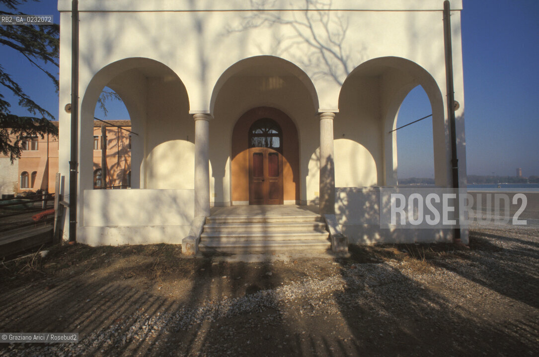 Nome:..ISOLA DI SAN SERVOLO: VENICE INTERNATIONAL UNIVERSITY....Localizzazione:..VENEZIA / ISOLA DI SAN SERVOLO  / LAGUNA SUD..VENICE / THE ISLE OF SAN SERVOLO / THE SOUTH  LAGOON..Soggetto:..ISOLA DI SAN SERVOLO / VENICE INTERNATIONAL UNIVERSITY ..THE ISLE OF SAN SERVOLO ..Cronologia:......Autore:......Stile:......Editori Stampatori:......Committenza:......Materia e Tecnica:......Collocazione:......Note:..DAL 1734 DIVENNE RICOVERO PER MALATTIE MENTALI FINO AL 1979 / DAL1982 OSPITA LA SCUOLA EUROPEA DI ONCOLOGIA E IL CENTRO EUROPEO PER RESTAURATORI / DAL 1996 E SEDE DELLA VENICE INTERNATIONAL UNIVERSITY / RIUSO..FROM 1734 TO 1979 IT WAS USED AS A MENTAL HOSPITAL / IN 1982  IT BECAME THE SEAT OF EUROPEAN SCHOOL OF ONCOLOGY  AND  OF THE EUROPEAN  CENTRE FOR RESTORERS / IN 1996 IT BECAME THE SEAT OF THE VENICE INTERNATIONAL UNIVERSITY /  RE-USE ..Riproduzione Fotografica:..Graziano Arici/Rosebud2 ...Copyright:..Graziano Arici / rosebud2/....Data:..2000....Costo:..A....Key:..ISOLE ABBANDONATE..UNINHABITED ISLANDS