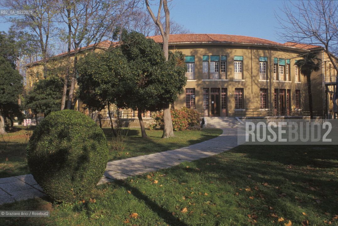 Nome:..ISOLA DI SAN SERVOLO: VENICE INTERNATIONAL UNIVERSITY....Localizzazione:..VENEZIA / ISOLA DI SAN SERVOLO  / LAGUNA SUD..VENICE / THE ISLE OF SAN SERVOLO / THE SOUTH  LAGOON..Soggetto:..ISOLA DI SAN SERVOLO / VENICE INTERNATIONAL UNIVERSITY ..THE ISLE OF SAN SERVOLO ..Cronologia:......Autore:......Stile:......Editori Stampatori:......Committenza:......Materia e Tecnica:......Collocazione:......Note:..DAL 1734 DIVENNE RICOVERO PER MALATTIE MENTALI FINO AL 1979 / DAL1982 OSPITA LA SCUOLA EUROPEA DI ONCOLOGIA E IL CENTRO EUROPEO PER RESTAURATORI / DAL 1996 E SEDE DELLA VENICE INTERNATIONAL UNIVERSITY / RIUSO..FROM 1734 TO 1979 IT WAS USED AS A MENTAL HOSPITAL / IN 1982  IT BECAME THE SEAT OF EUROPEAN SCHOOL OF ONCOLOGY  AND  OF THE EUROPEAN  CENTRE FOR RESTORERS / IN 1996 IT BECAME THE SEAT OF THE VENICE INTERNATIONAL UNIVERSITY /  RE-USE ..Riproduzione Fotografica:..Graziano Arici/Rosebud2 ...Copyright:..Graziano Arici / rosebud2/....Data:..2000....Costo:..A....Key:..ISOLE ABBANDONATE..UNINHABITED ISLANDS