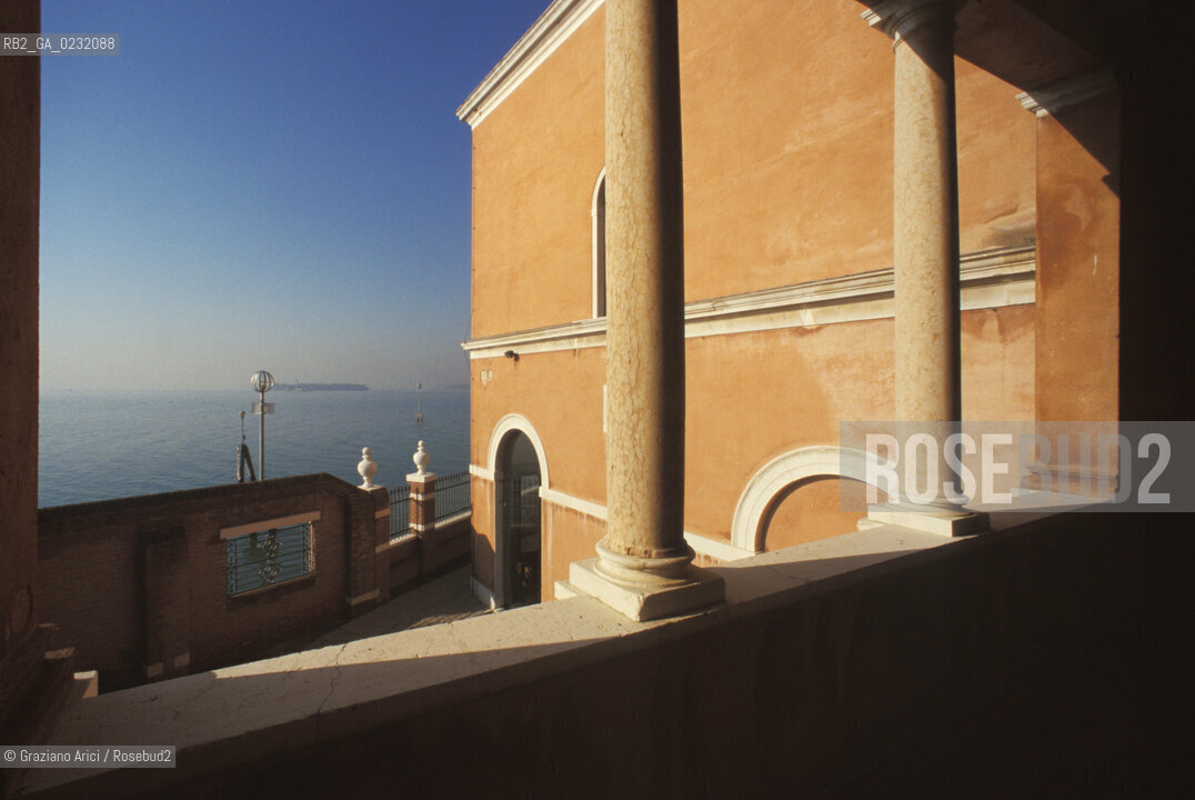 Nome:..ISOLA DI SAN SERVOLO: VENICE INTERNATIONAL UNIVERSITY....Localizzazione:..VENEZIA / ISOLA DI SAN SERVOLO  / LAGUNA SUD..VENICE / THE ISLE OF SAN SERVOLO / THE SOUTH  LAGOON..Soggetto:..ISOLA DI SAN SERVOLO / VENICE INTERNATIONAL UNIVERSITY ..THE ISLE OF SAN SERVOLO ..Cronologia:......Autore:......Stile:......Editori Stampatori:......Committenza:......Materia e Tecnica:......Collocazione:......Note:..DAL 1734 DIVENNE RICOVERO PER MALATTIE MENTALI FINO AL 1979 / DAL1982 OSPITA LA SCUOLA EUROPEA DI ONCOLOGIA E IL CENTRO EUROPEO PER RESTAURATORI / DAL 1996 E SEDE DELLA VENICE INTERNATIONAL UNIVERSITY / RIUSO..FROM 1734 TO 1979 IT WAS USED AS A MENTAL HOSPITAL / IN 1982  IT BECAME THE SEAT OF EUROPEAN SCHOOL OF ONCOLOGY  AND  OF THE EUROPEAN  CENTRE FOR RESTORERS / IN 1996 IT BECAME THE SEAT OF THE VENICE INTERNATIONAL UNIVERSITY /  RE-USE ..Riproduzione Fotografica:..Graziano Arici/Rosebud2 ...Copyright:..Graziano Arici / rosebud2/....Data:..2000....Costo:..A....Key:..ISOLE ABBANDONATE..UNINHABITED ISLANDS