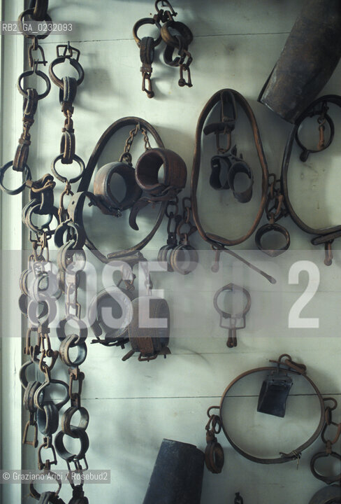 Caption: Nome:..ISOLA DI SAN SERVOLO: SISTEMI DI CONTENZIONE....Localizzazione:..VENEZIA / ISOLA DI SAN SERVOLO  / LAGUNA SUD..VENICE / THE ISLE OF SAN SERVOLO / THE SOUTH  LAGOON..Soggetto:..ISOLA DI SAN SERVOLO / EX OSPEDALE / SISTEMI DI CONTENZIONE..THE ISLE OF SAN SERVOLO / EX HOSPITAL / REPRESSING INSTRUMENTS..Cronologia:......Autore:......Stile:......Editori Stampatori:......Committenza:......Materia e Tecnica:......Collocazione:......Note:..DAL 1734 DIVENNE RICOVERO PER MALATTIE MENTALI FINO AL 1979 / DAL1982 OSPITA LA SCUOLA EUROPEA DI ONCOLOGIA E IL CENTRO EUROPEO PER RESTAURATORI / DAL 1996 E SEDE DELLA VENICE INTERNATIONAL UNIVERSITY / RIUSO..FROM 1734 TO 1979 IT WAS USED AS A MENTAL HOSPITAL / IN 1982  IT BECAME THE SEAT OF EUROPEAN SCHOOL OF ONCOLOGY  AND  OF THE EUROPEAN  CENTRE FOR RESTORERS / IN 1996 IT BECAME THE SEAT OF THE VENICE INTERNATIONAL UNIVERSITY /  RE-USE ..Riproduzione Fotografica:..Graziano Arici/Rosebud2 ...Copyright:..Graziano Arici / rosebud2/....Data:..1993....Costo:..A....Key:..ISOLE ABBANDONATE..UNINHABITED ISLANDS