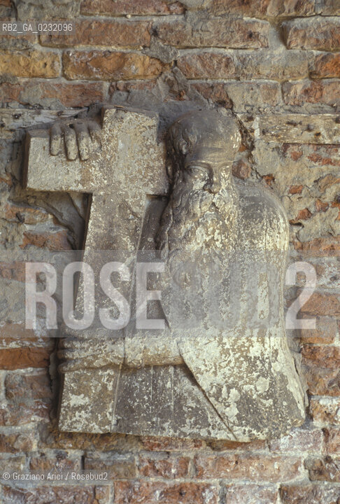 Caption: Nome:..ISOLA DI SAN SERVOLO: BASSORILIEVO....Localizzazione:..VENEZIA / ISOLA DI SAN SERVOLO  / LAGUNA SUD..VENICE / THE ISLE OF SAN SERVOLO / THE SOUTH  LAGOON..Soggetto:..ISOLA DI SAN SERVOLO / BASSORILIEVO..THE ISLE OF SAN SERVOLO / BAS-RELIEF..Cronologia:......Autore:......Stile:......Editori Stampatori:......Committenza:......Materia e Tecnica:..MARMO..MARBLE..Collocazione:......Note:..DAL 1734 DIVENNE RICOVERO PER MALATTIE MENTALI FINO AL 1979 / DAL1982 OSPITA LA SCUOLA EUROPEA DI ONCOLOGIA E IL CENTRO EUROPEO PER RESTAURATORI / DAL 1996 E SEDE DELLA VENICE INTERNATIONAL UNIVERSITY / RIUSO..FROM 1734 TO 1979 IT WAS USED AS A MENTAL HOSPITAL / IN 1982  IT BECAME THE SEAT OF EUROPEAN SCHOOL OF ONCOLOGY  AND  OF THE EUROPEAN  CENTRE FOR RESTORERS / IN 1996 IT BECAME THE SEAT OF THE VENICE INTERNATIONAL UNIVERSITY /  RE-USE ..Riproduzione Fotografica:..Graziano Arici/Rosebud2 ...Copyright:..Graziano Arici / rosebud2/....Data:..1993....Costo:..A....Key:..ISOLE ABBANDONATE..UNINHABITED ISLANDS