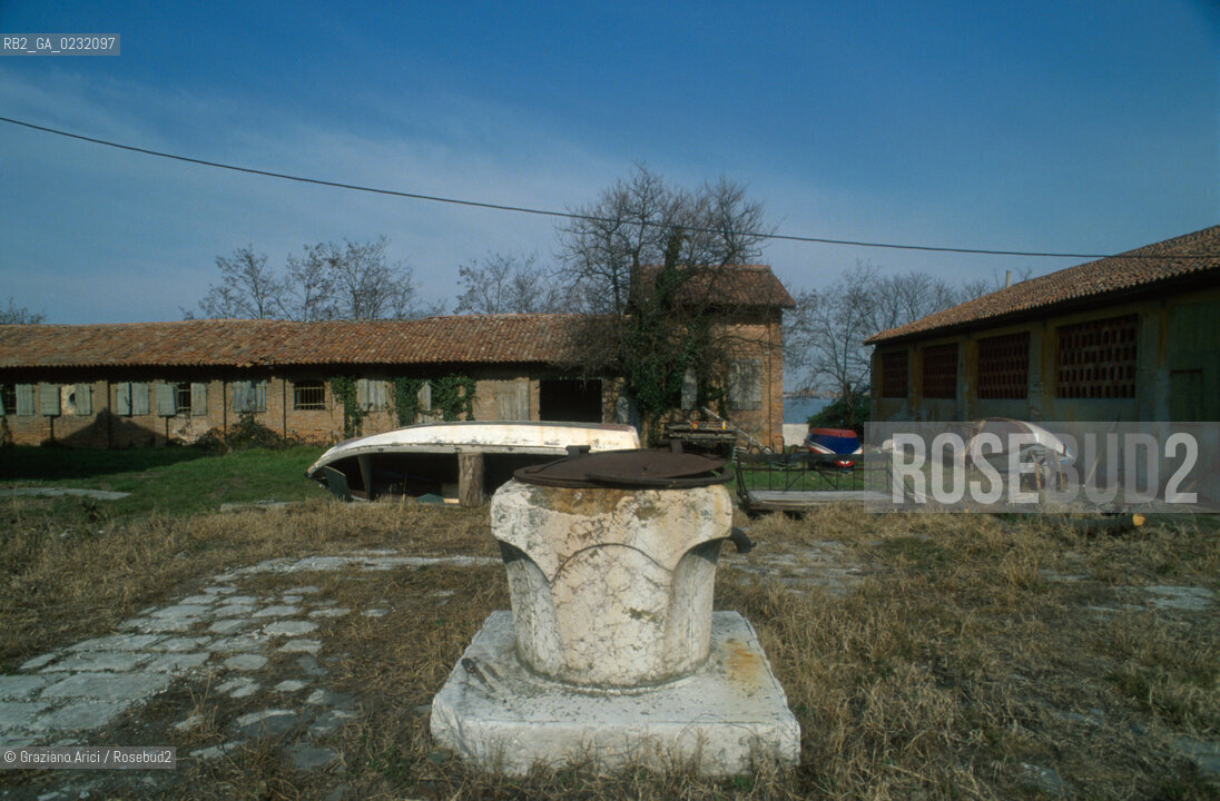 Caption: Nome:..ISOLA DI SACCA SESSOLA: OSPEDALE....Localizzazione:..VENEZIA / ISOLA DI SACCA SESSOLA / LAGUNA SUD..VENICE / THE ISLE OF SACCA SESSOLA / THE SOUTH LAGOON..Soggetto:..ISOLA DI SACCA SESSOLA / OSPEDALE POZZO..THE ISLE OF SACCA SESSOLA / THE HOSPITAL ..Cronologia:.. ....Autore:......Stile:......Editori Stampatori:.... ..Committenza:......Materia e Tecnica:......Collocazione:......Note:..DAL 1911 FINO AL 1979 FU USATA COME OSPEDALE..FROM 1911 TO 1979 IT WAS USED AS A HOSPITAL..Riproduzione Fotografica:..Graziano Arici/Rosebud2 ...Copyright:..Graziano Arici / rosebud2/....Data:..1993....Costo:..A....Key:..ISOLE ABBANDONATE / PALAZZI..UNINHABITED ISLANDS / PALACES