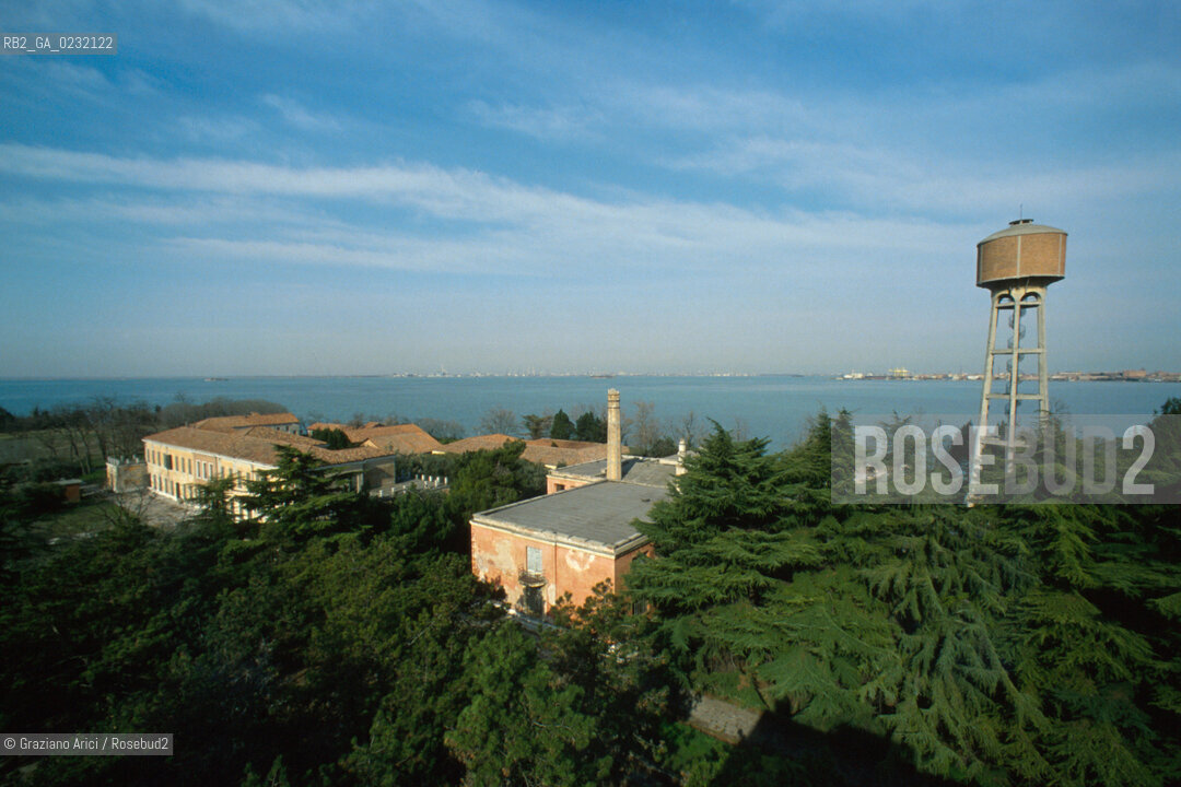 Caption: Nome:..ISOLA DI SACCA SESSOLA: OSPEDALE....Localizzazione:..VENEZIA / ISOLA DI SACCA SESSOLA / LAGUNA SUD..VENICE / THE ISLE OF SACCA SESSOLA / THE SOUTH LAGOON..Soggetto:..ISOLA DI SACCA SESSOLA / OSPEDALE..THE ISLE OF SACCA SESSOLA / THE HOSPITAL ..Cronologia:.. ....Autore:......Stile:......Editori Stampatori:.... ..Committenza:......Materia e Tecnica:......Collocazione:......Note:..DAL 1911 FINO AL 1979 FU USATA COME OSPEDALE..FROM 1911 TO 1979 IT WAS USED AS A HOSPITAL..Riproduzione Fotografica:..Graziano Arici/Rosebud2 ...Copyright:..Graziano Arici / rosebud2/....Data:..1993....Costo:..A....Key:..ISOLE ABBANDONATE / PALAZZI..UNINHABITED ISLANDS / PALACES