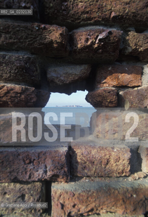 Caption: Nome:..ISOLA DI SANTO SPIRITO: ROVINE DELLE MURA....Localizzazione:..VENEZIA / ISOLA DI SANTO SPIRITO / LAGUNA SUD..VENICE / THE ISLE OF SANTO SPIRITO / THE SOUTH LAGOON..Soggetto:..ISOLA DI SANTO SPIRITO / ROVINE DELLE MURA E SCORCIO DELLA CHIESA DEL REDENTORE..THE ISLE OF SANTO SPIRITO / REMAINS  OF THE WALL AND VIEW  OF THE REDENTORES CHURCH ..Cronologia:......Autore:......Stile:......Editori Stampatori:......Committenza:......Materia e Tecnica:.... ..Collocazione:......Note:..NEL XII SEC. FURONO COSTRUITI UNA CHIESA, UN CONVENTO E LOSPEDALE / DALLINIZIO DEL 1800 FINO ALLA SECONDA GUERRA MONDIALE LISOLA VENNE UTILIZZATA COME DEPOSITO DI MUNIZIONI..IN XIIth CENTURY A CHURCH , A CONVENT AND THE HOSPITAL WERE BUILT /  FROM THE EARLY  1800 UNTIL THE SECOND WORLD WAR THE ISLAND WAS  USED FOR THE STORAGE OF MUNITIONS..Riproduzione Fotografica:..Graziano Arici/Rosebud2 ...Copyright:..Graziano Arici / rosebud2/....Data:..1993....Costo:..A....Key:..ISOLE ABBANDONATE..UNINHABITED ISLANDS