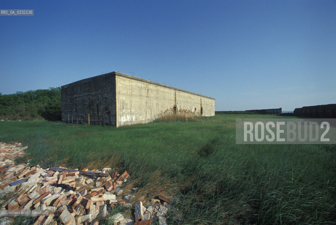 Caption: Nome:..ISOLA DI SANTO SPIRITO: POLVERIERA....Localizzazione:..VENEZIA / ISOLA DI SANTO SPIRITO / LAGUNA SUD..VENICE / THE ISLE OF SANTO SPIRITO / THE SOUTH LAGOON..Soggetto:..ISOLA DI SANTO SPIRITO / POLVERIERA..THE ISLE OF SANTO SPIRITO / POWDER MAGAZINE..Cronologia:......Autore:......Stile:......Editori Stampatori:......Committenza:......Materia e Tecnica:......Collocazione:......Note:..NEL XII SEC. FURONO COSTRUITI UNA CHIESA, UN CONVENTO E LOSPEDALE / DALLINIZIO DEL 1800 FINO ALLA SECONDA GUERRA MONDIALE LISOLA VENNE UTILIZZATA COME DEPOSITO DI MUNIZIONI..IN XIIth CENTURY A CHURCH , A CONVENT AND THE HOSPITAL WERE BUILT /  FROM THE EARLY  1800 UNTIL THE SECOND WORLD WAR THE ISLAND WAS  USED FOR THE STORAGE OF MUNITIONS..Riproduzione Fotografica:..Graziano Arici/Rosebud2 ...Copyright:..Graziano Arici / rosebud2/....Data:..1993....Costo:..A....Key:..ISOLE ABBANDONATE..UNINHABITED ISLANDS