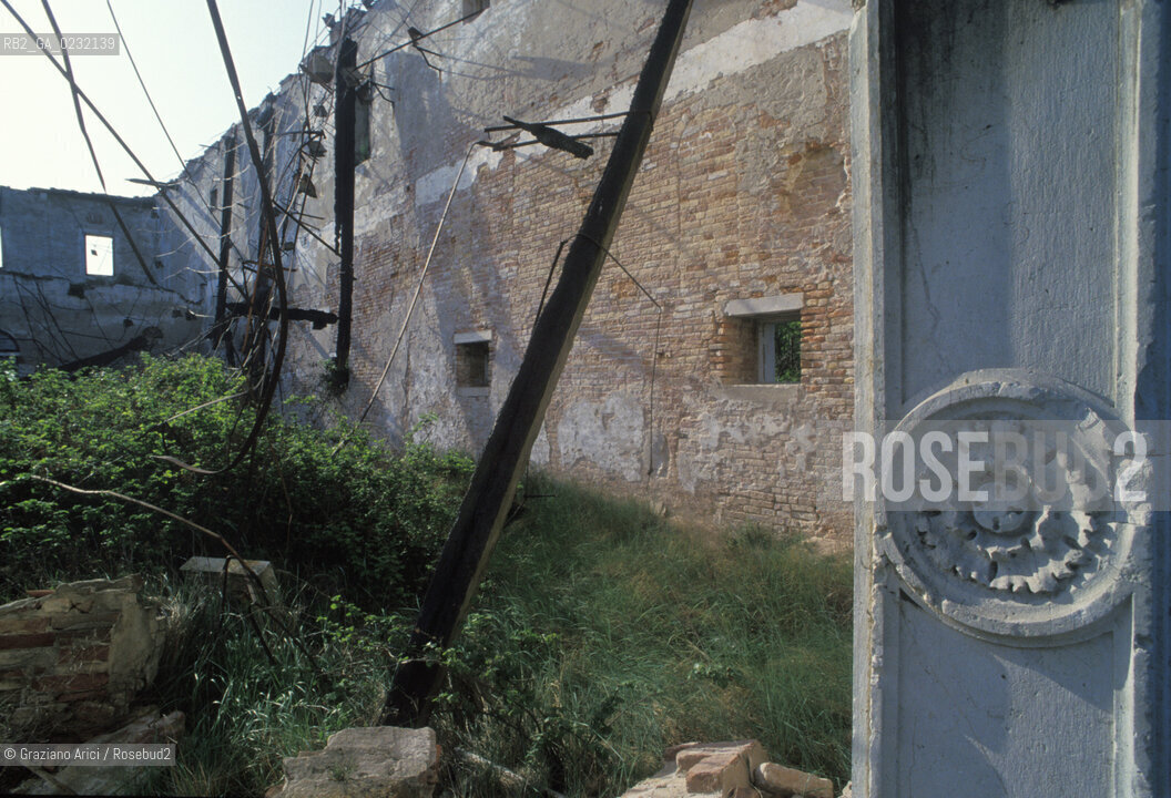 Caption: Nome:..ISOLA DI SANTO SPIRITO: RESTI DEL PORTALE DELLA CHIESA....Localizzazione:..VENEZIA / ISOLA DI SANTO SPIRITO / LAGUNA SUD..VENICE / THE ISLE OF SANTO SPIRITO / THE SOUTH LAGOON..Soggetto:..ISOLA DI SANTO SPIRITO / RESTI DEL PORTALE DELLA CHIESA..THE ISLE OF SANTO SPIRITO / REMAINS OF THE CHURCHS DOORWAY ..Cronologia:......Autore:......Stile:..SANSOVINIANO..SANSOVINO STYLE..Editori Stampatori:......Committenza:......Materia e Tecnica:..PIETRA DISTRIA / DECORATO A ROSONI..ISTRIAN STONE / ROSE DECORATED ..Collocazione:......Note:..NEL XII SEC. FURONO COSTRUITI UNA CHIESA, UN CONVENTO E LOSPEDALE / DALLINIZIO DEL 1800 FINO ALLA SECONDA GUERRA MONDIALE LISOLA VENNE UTILIZZATA COME DEPOSITO DI MUNIZIONI..IN XIIth CENTURY A CHURCH , A CONVENT AND THE HOSPITAL WERE BUILT /  FROM THE EARLY  1800 UNTIL THE SECOND WORLD WAR THE ISLAND WAS  USED FOR THE STORAGE OF MUNITIONS..Riproduzione Fotografica:..Graziano Arici/Rosebud2 ...Copyright:..Graziano Arici / rosebud2/....Data:..1993....Costo:..A....Key:..ISOLE ABBANDONATE..UNINHABITED ISLANDS