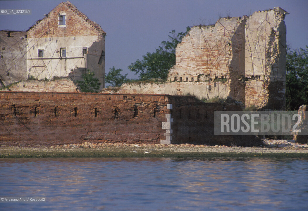 Caption: Nome:..ISOLA DI SANTO SPIRITO: RESTI DELLA CHIESA..Localizzazione:..VENEZIA / ISOLA DI SANTO SPIRITO / LAGUNA SUD..VENICE / THE ISLE OF SANTO SPIRITO / THE SOUTH LAGOON..Soggetto:..ISOLA DI SANTO SPIRITO / RESTI DELLA CHIESA..THE ISLE OF SANTO SPIRITO / REMAINS OF THE CHURCH..Cronologia:......Autore:......Stile:..SANSOVINIANO..SANSOVINO STYLE..Editori Stampatori:......Committenza:......Materia e Tecnica:......Collocazione:......Note:..NEL XII SEC. FURONO COSTRUITI UNA CHIESA, UN CONVENTO E LOSPEDALE / DALLINIZIO DEL 1800 FINO ALLA SECONDA GUERRA MONDIALE LISOLA VENNE UTILIZZATA COME DEPOSITO DI MUNIZIONI..IN XIIth CENTURY A CHURCH , A CONVENT AND THE HOSPITAL WERE BUILT /  FROM THE EARLY  1800 UNTIL THE SECOND WORLD WAR THE ISLAND WAS  USED FOR THE STORAGE OF MUNITIONS..Riproduzione Fotografica:..Graziano Arici/Rosebud2 ...Copyright:..Graziano Arici / rosebud2/....Data:..1993....Costo:..A....Key:..ISOLE ABBANDONATE..UNINHABITED ISLANDS+