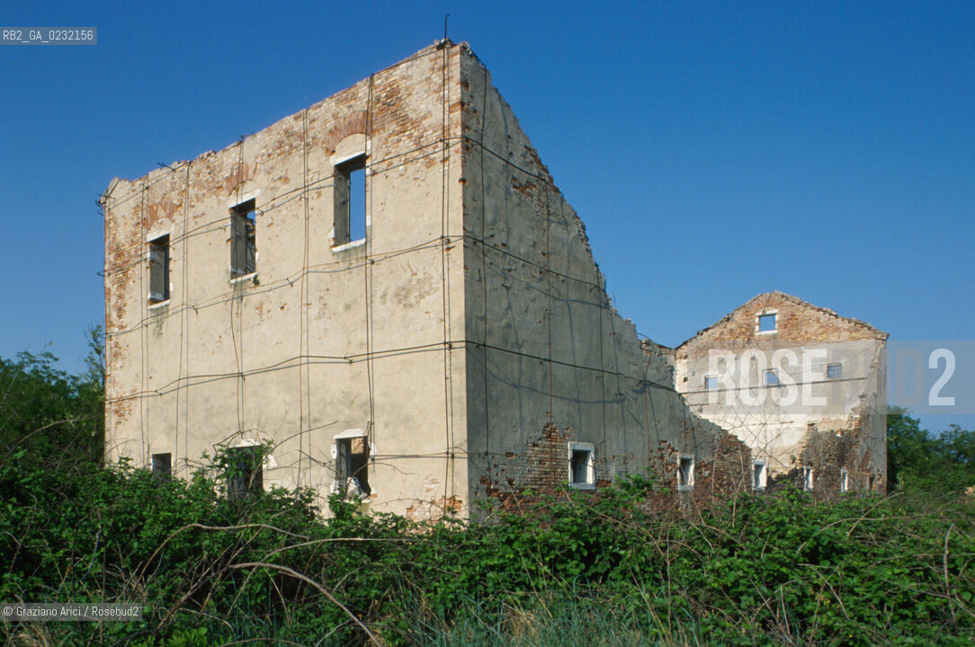 Nome:..ISOLA DI SANTO SPIRITO: RESTI DELLA CHIESA....Localizzazione:..VENEZIA / ISOLA DI SANTO SPIRITO / LAGUNA SUD..VENICE / THE ISLE OF SANTO SPIRITO / THE SOUTH LAGOON..Soggetto:..ISOLA DI SANTO SPIRITO ..THE ISLE OF SANTO SPIRITO..Cronologia:......Autore:......Stile:..SANSOVINIANO..SANSOVINO STYLE..Editori Stampatori:......Committenza:......Materia e Tecnica:......Collocazione:......Note:..NEL XII SEC. FURONO COSTRUITI UNA CHIESA, UN CONVENTO E LOSPEDALE / DALLINIZIO DEL 1800 FINO ALLA SECONDA GUERRA MONDIALE LISOLA VENNE UTILIZZATA COME DEPOSITO DI MUNIZIONI..IN XIIth CENTURY A CHURCH , A CONVENT AND THE HOSPITAL WERE BUILT /  FROM THE EARLY  1800 UNTIL THE SECOND WORLD WAR THE ISLAND WAS  USED FOR THE STORAGE OF MUNITIONS..Riproduzione Fotografica:..Graziano Arici/Rosebud2 ...Copyright:..Graziano Arici / rosebud2/....Data:..1993....Costo:..A....Key:..ISOLE ABBANDONATE..UNINHABITED ISLANDS