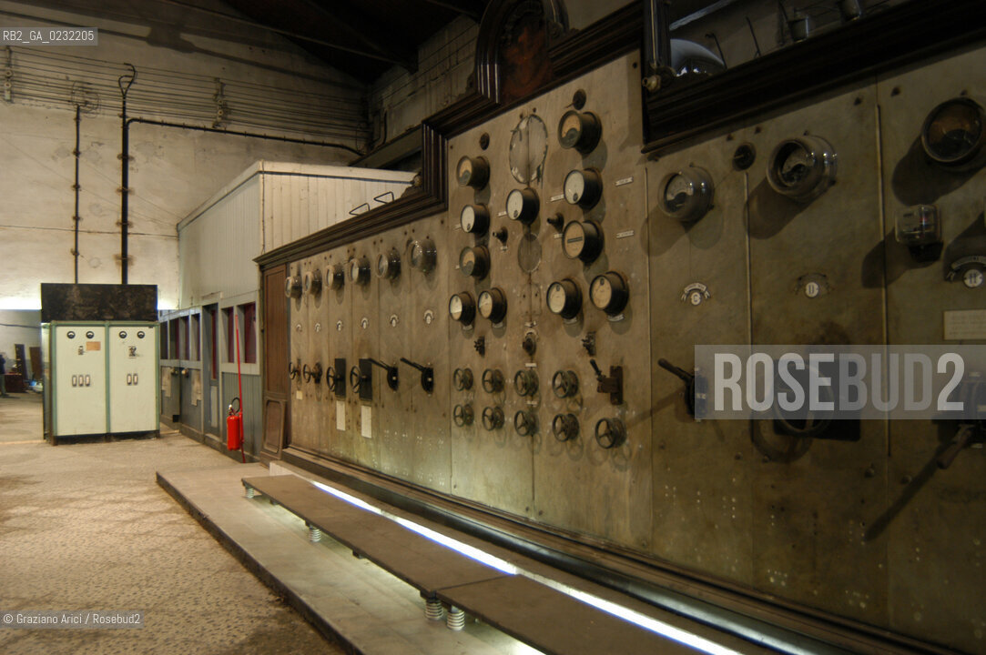 ARSENALE DI VENEZIA FIERA NAVALIS © 2003 Graziano Arici/Rosebud2 ARCHEOLOGIA INDUSTRIALE CENTRALE ELETTRICA BARCA