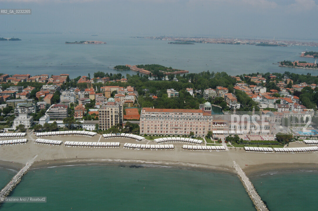 VENEZIA 03/06/03 - LIDO :  SPIAGGIA  ©Graziano Arici/Rosebud2 AEREA HOTEL EXCELSIOR