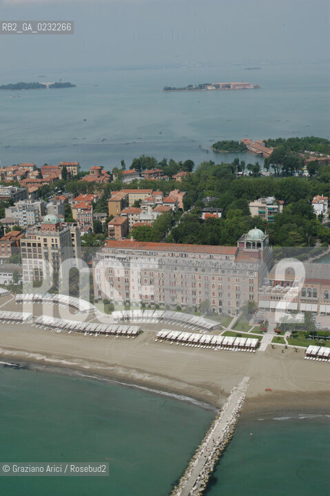 VENEZIA 03/06/03 - LIDO :  SPIAGGIA  ©Graziano Arici/Rosebud2 AEREA HOTEL EXCELSIOR