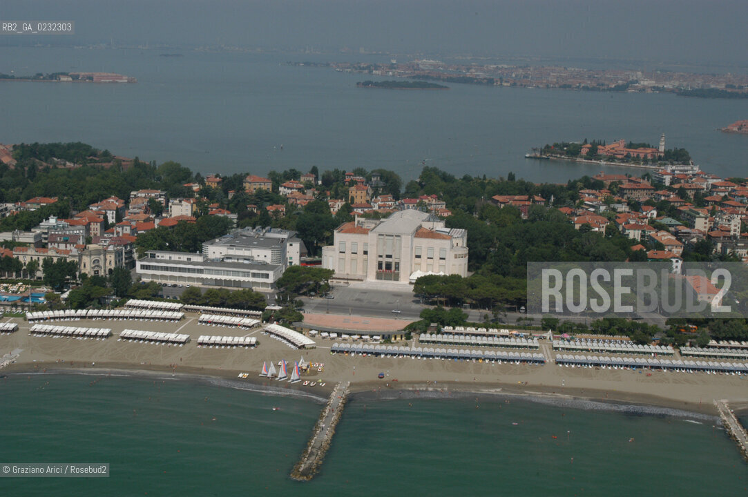VENEZIA 1/07/2003 -  LIDO HPALAZZO DEL CINEMA E CASINO  © 2003 Graziano Arici/Rosebud2 SPIAGGIA