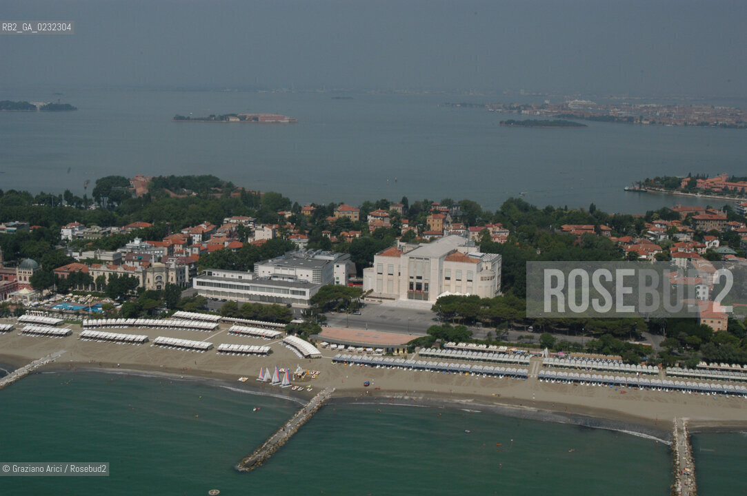 VENEZIA 1/07/2003 -  LIDO PALAZZO DEL CINEMA E CASINO  © 2003 Graziano Arici/Rosebud2 SPIAGGIA