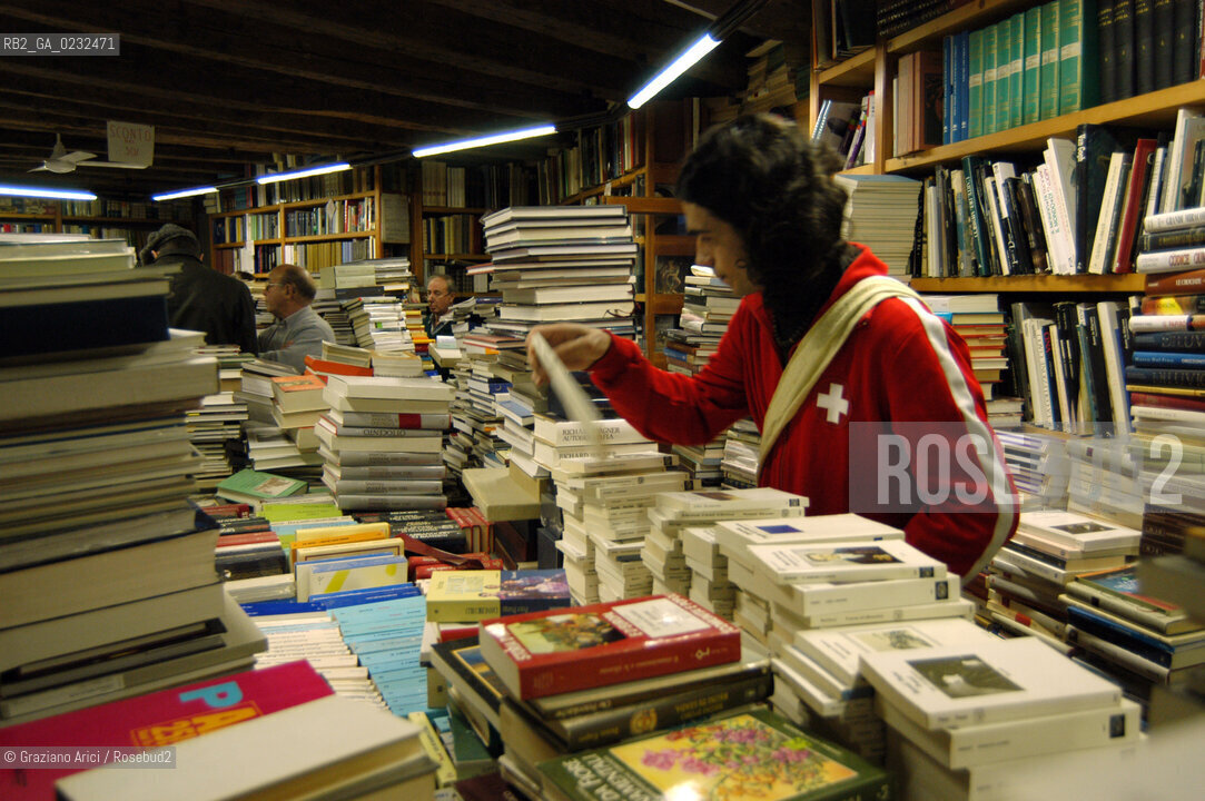VENEZIA - LA LIBRERIA BERTONI DI LIBRI DOCCASIONE IN CALLE DELLA MANDOLA © 2003 Graziano Arici/Rosebud2