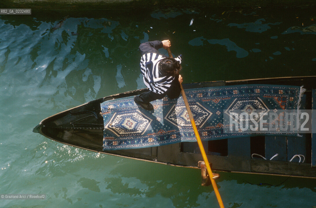VENEZIA GONDOLA IN UN CANALE  © 2003 Graziano Arici/Rosebud2 BARCA