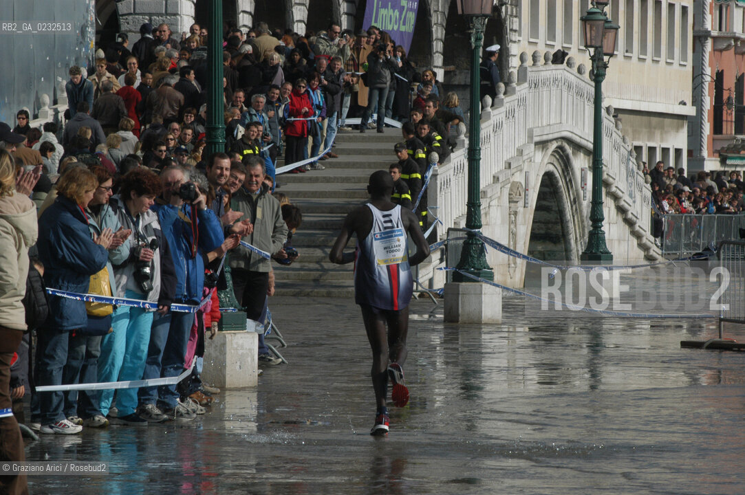 VENEZIA 26/10/03 : ALTA MAREA IN PIAZZA SAN MARCO DURANTE LA VENICE MARATHON ©Graziano Arici/Rosebud2 MARATONA SPORT