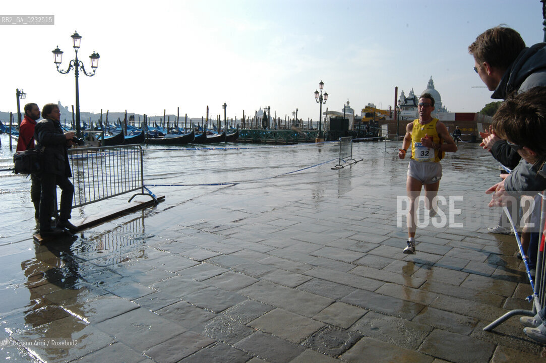 VENEZIA 26/10/03 : ALTA MAREA IN PIAZZA SAN MARCO DURANTE LA VENICE MARATHON ©Graziano Arici/Rosebud2 MARATONA SPORT