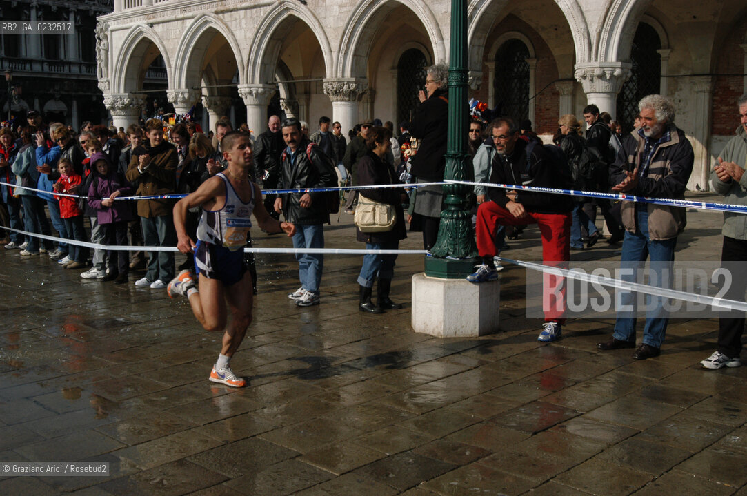 VENEZIA 26/10/03 : ALTA MAREA IN PIAZZA SAN MARCO DURANTE LA VENICE MARATHON ©Graziano Arici/Rosebud2 MARATONA SPORT