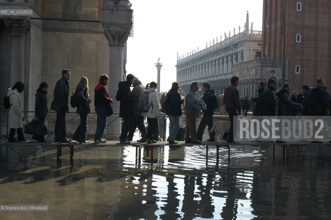 VENEZIA 26/10/03 : ALTA MAREA IN PIAZZA SAN MARCO DURANTE LA VENICE MARATHON ©Graziano Arici/Rosebud2 MARATONA SPORT