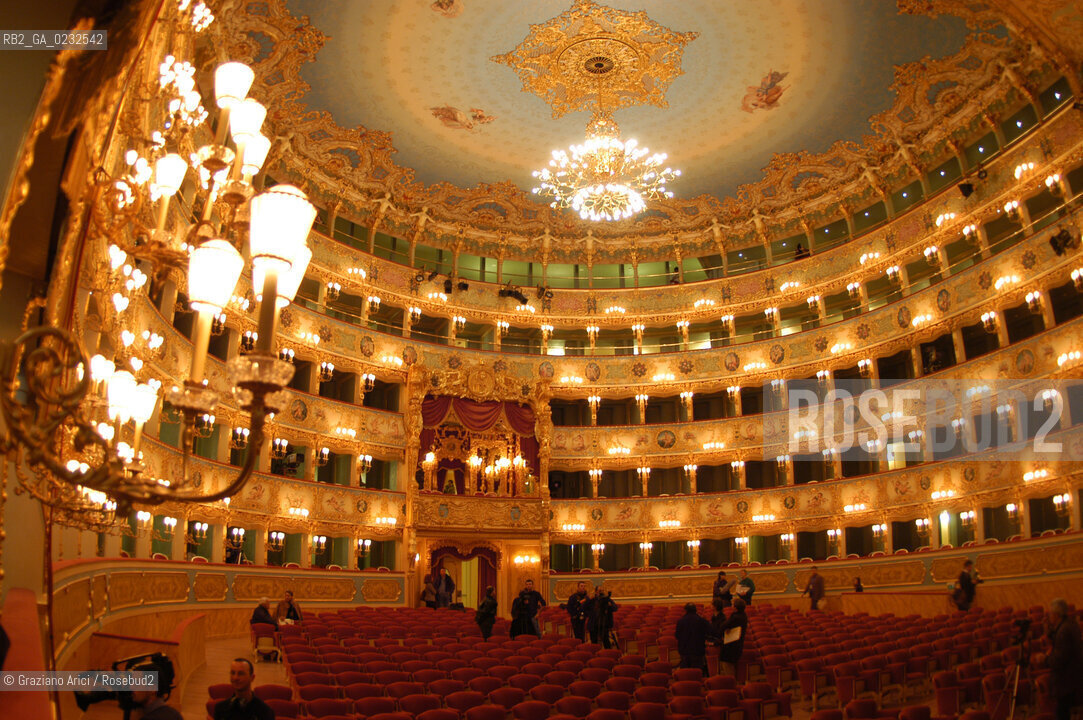 VENEZIA VENICE ITALY - THE GRAN TEATRO LA FENICE REBUILDED : THE GREAT HALL LA SALA GRANDE © 13-12-2003 Graziano Arici/Rosebud2 La cessione dei diritti di questa immagine si intende per quanto di nostra competenza. Non comprende invece le eventuali spese  relative a diritti che potranno essere richiesti dagli Enti o persone fisiche cui appartengono eventualmente i soggetti  ripresi. Tali costi, ove necessari, e lÕespletamento di qualsivoglia pratica di richiesta di concessione del permesso di pubblicazione sono esclusivamente a carico e a cura del soggetto acquirente di questa immagine.
