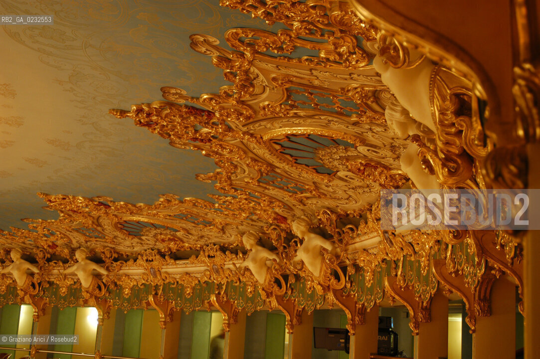 VENEZIA VENICE ITALY - THE GRAN TEATRO LA FENICE REBUILDED : THE GREAT HALL LA SALA GRANDE © 13-12-2003 Graziano Arici/Rosebud2 La cessione dei diritti di questa immagine si intende per quanto di nostra competenza. Non comprende invece le eventuali spese  relative a diritti che potranno essere richiesti dagli Enti o persone fisiche cui appartengono eventualmente i soggetti  ripresi. Tali costi, ove necessari, e lÕespletamento di qualsivoglia pratica di richiesta di concessione del permesso di pubblicazione sono esclusivamente a carico e a cura del soggetto acquirente di questa immagine.