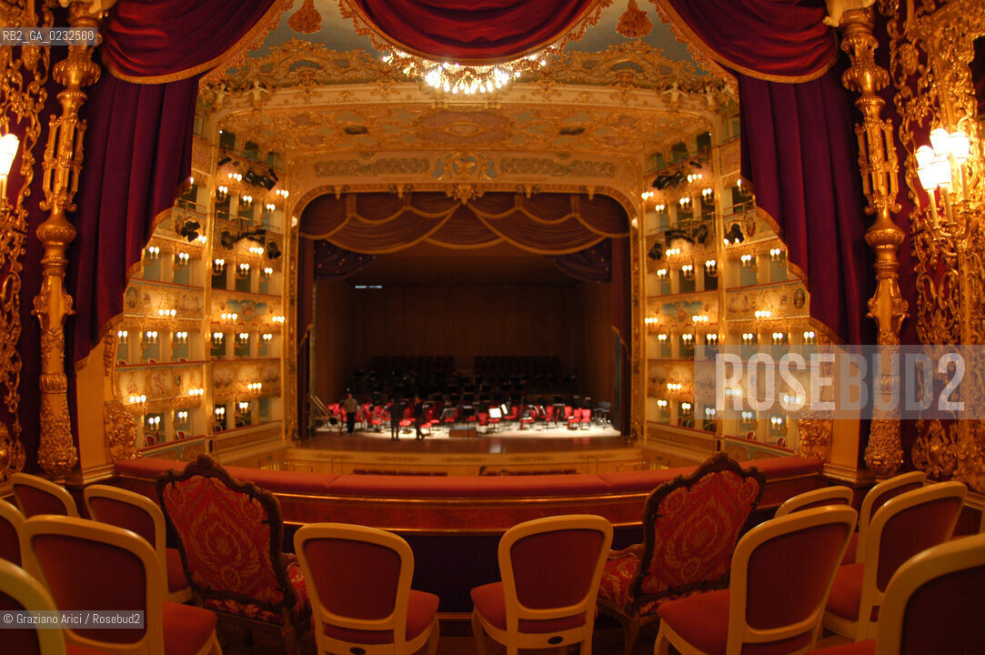 VENEZIA VENICE ITALY - THE GRAN TEATRO LA FENICE REBUILDED : THE GREAT HALL LA SALA GRANDE © 13-12-2003 Graziano Arici/Rosebud2 La cessione dei diritti di questa immagine si intende per quanto di nostra competenza. Non comprende invece le eventuali spese  relative a diritti che potranno essere richiesti dagli Enti o persone fisiche cui appartengono eventualmente i soggetti  ripresi. Tali costi, ove necessari, e lÕespletamento di qualsivoglia pratica di richiesta di concessione del permesso di pubblicazione sono esclusivamente a carico e a cura del soggetto acquirente di questa immagine.