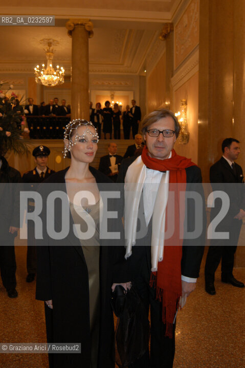VENEZIA 14/12/03 - INAUGURAZIONE DEL GRAN TEATRO LA FENICE LONOREVOLE VITTORIO SGARBI CON ALESSIA MESIRCA - ©Graziano Arici/Rosebud2