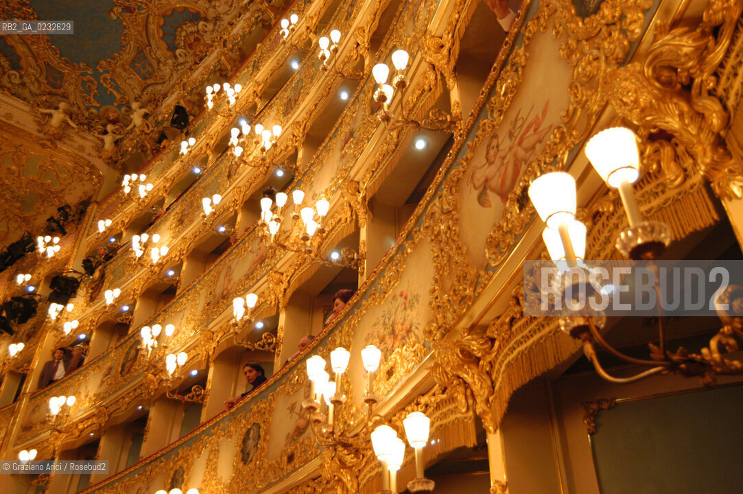 VENEZIA - INTERNO DEL GRAN TEATRO LA FENICE PRIMA DI UN CONCERTO © 2003 Graziano Arici/Rosebud2 La cessione dei diritti di questa immagine si intende per quanto di nostra competenza. Non comprende invece le eventuali spese  relative a diritti che potranno essere richiesti dagli Enti o persone fisiche cui appartengono eventualmente i soggetti  ripresi. Tali costi, ove necessari, e lÕespletamento di qualsivoglia pratica di richiesta di concessione del permesso di pubblicazione sono esclusivamente a carico e a cura del soggetto acquirente di questa immagine.