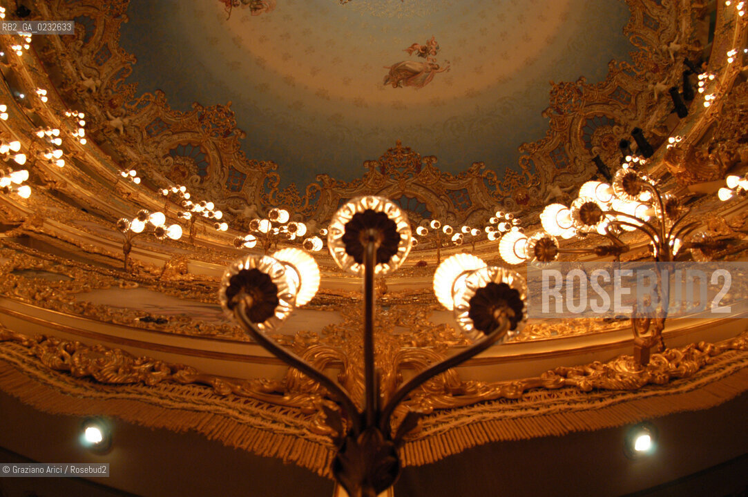 VENEZIA - INTERNO DEL GRAN TEATRO LA FENICE PRIMA DI UN CONCERTO © 2003 Graziano Arici/Rosebud2 La cessione dei diritti di questa immagine si intende per quanto di nostra competenza. Non comprende invece le eventuali spese  relative a diritti che potranno essere richiesti dagli Enti o persone fisiche cui appartengono eventualmente i soggetti  ripresi. Tali costi, ove necessari, e lÕespletamento di qualsivoglia pratica di richiesta di concessione del permesso di pubblicazione sono esclusivamente a carico e a cura del soggetto acquirente di questa immagine.