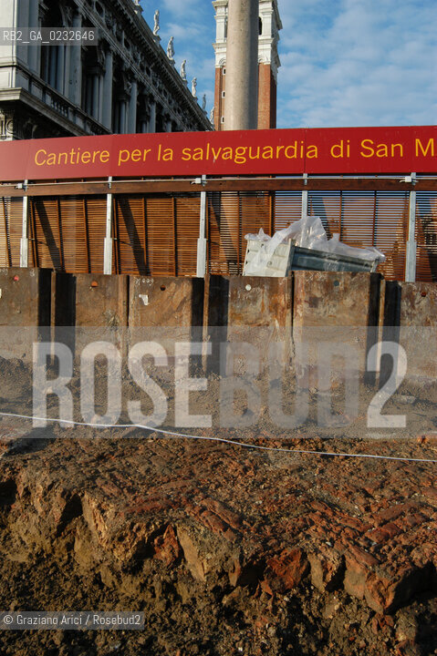 VENEZIA 18/12/03 LAVORI DEL CONSORZIO VENEZIA NUOVA SUL MOLO DI PIAZZA SAN MARCO : RITROVAMENTO DI RESTI DI PAVIMENTO DEL XII SECOLO ©Graziano Arici/Rosebud2 ARCHEO