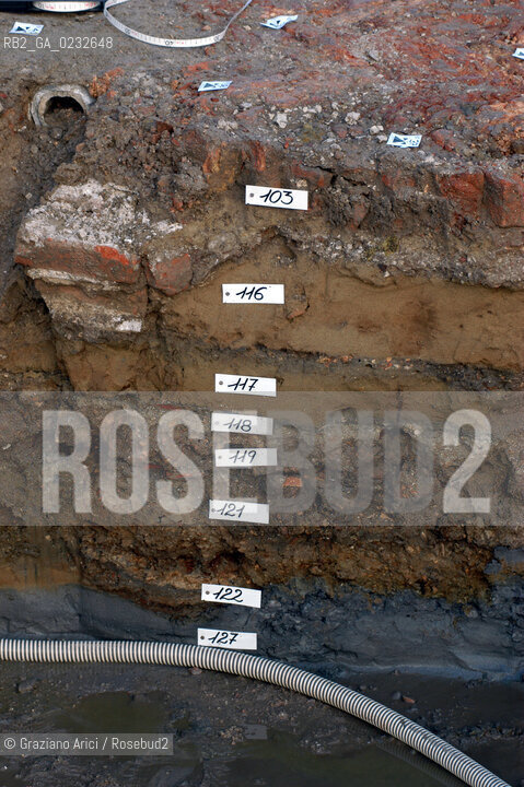 VENEZIA 18/12/03 LAVORI DEL CONSORZIO VENEZIA NUOVA SUL MOLO DI PIAZZA SAN MARCO : RITROVAMENTO DI RESTI DI PAVIMENTO DEL XII SECOLO ©Graziano Arici/Rosebud2 ARCHEO