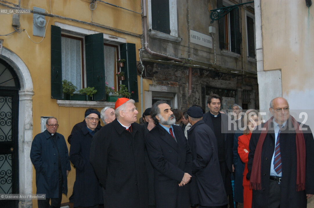 VENEZIA 26/11/03 - IL CARDINALE PATRIARCA ANGELO SCOLA IN VISITA AL GHETTO EBRAICO DI VENEZIA ASSIEME AL PRESIDENTE DELLA COMUNITA EBRAICA DARIO CALIMANI E AL VICEPRESIDENTE RICCARDO CALIMANI ©Graziano Arici/Rosebud2 EBREI