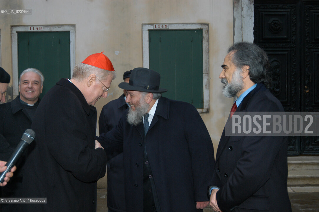 VENEZIA 26/11/03 - IL CARDINALE PATRIARCA ANGELO SCOLA IN VISITA AL GHETTO EBRAICO DI VENEZIA ASSIEME AL PRESIDENTE DELLA COMUNITA EBRAICA DARIO CALIMANI, AL RABBINO ELIA RICHETTI I ©Graziano Arici/Rosebud2 EBREI