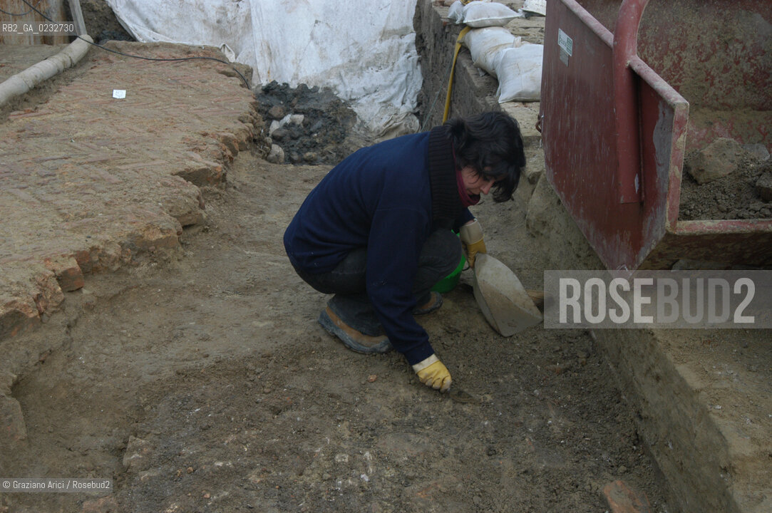 VENEZIA 18/02/04 LAVORI DEL CONSORZIO VENEZIA NUOVA SUL MOLO DI PIAZZA SAN MARCO : RITROVAMENTO DI RESTI DI PAVIMENTO DEL XV SECOLO ©Graziano Arici/Rosebud2 ARCHEO.