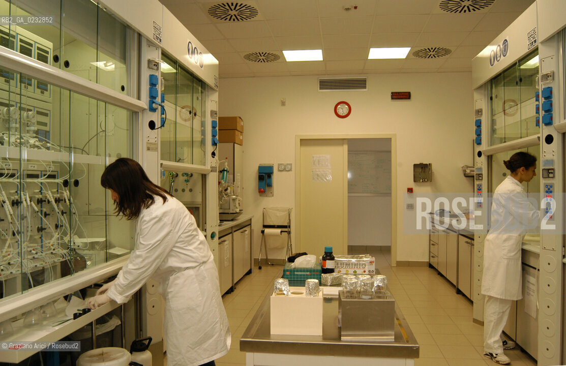 VOLTABAROZZO (PADOVA) 28-05-04 -CENTRO STUDI MICROINQUINANTI ORGANICI (CSMO) - LABORATORIO DEL MAGISTRATO ALLE ACQUE DI VENEZIA ©Graziano Arici/Rosebud2 CONSORZIO VENEZIA NUOVA BIOLOGIA CHIMICA