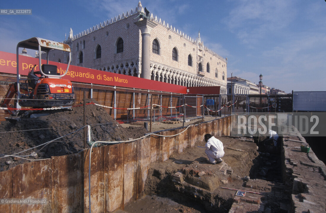 VENEZIA MARZO-APRILE 2004 - LAVORI DI SCAVO E RILIEVO ARCHEOLOGICO SUL SITO DEL CANTIERE DEL MOLO DI SAN MARCO : RITROVAMENTI DI PAVIMENTO E STRUTTURE PORTUALI DAL XII AL XVII SECOLO ©Graziano Arici/Rosebud2 / MATTONE