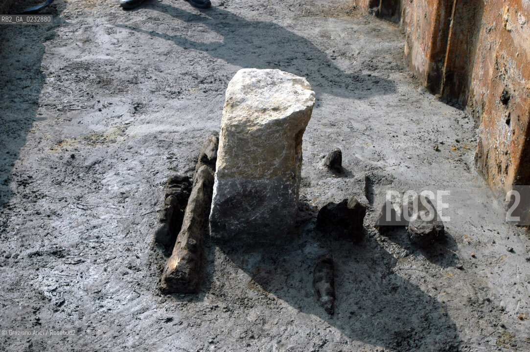VENEZIA MARZO-APRILE 2004 - LAVORI DI SCAVO E RILIEVO ARCHEOLOGICO SUL SITO DEL CANTIERE DEL MOLO DI SAN MARCO : RITROVAMENTI DI PAVIMENTO E STRUTTURE PORTUALI DAL XII AL XVII SECOLO ©Graziano Arici/Rosebud2 / MATTONE